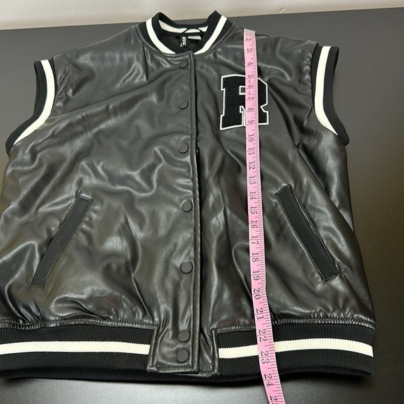 H&M Divided Black Vegan Vest Snap Front Faux Leather Oversized R Appliqué XS - Picture 14 of 16